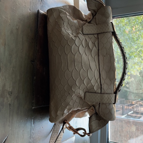 Cream Crocodile Mulberry top handle bag - Picture 3 of 11